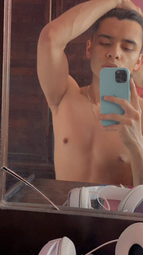 Naakte gelekte OnlyFans-foto van Juan Salas