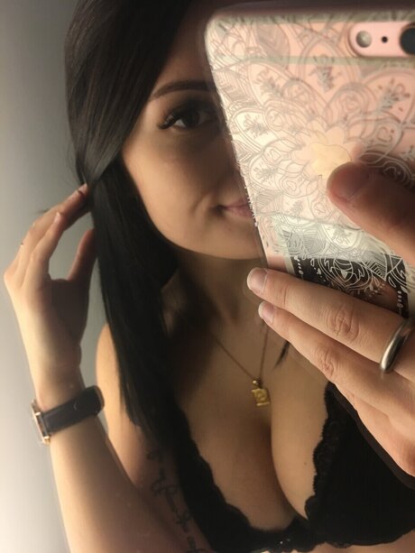 Naakte gelekte OnlyFans-foto van Katalina