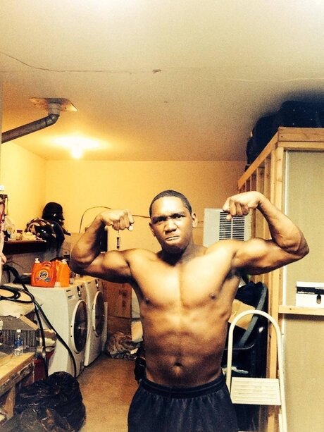 Naakte gelekte OnlyFans-foto van Jayland Oguinn