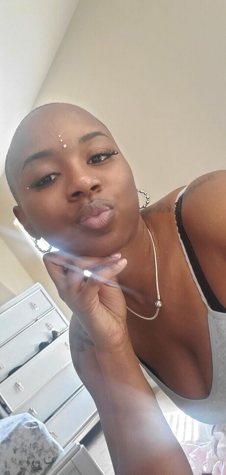Naakte gelekte OnlyFans-foto van Lovely