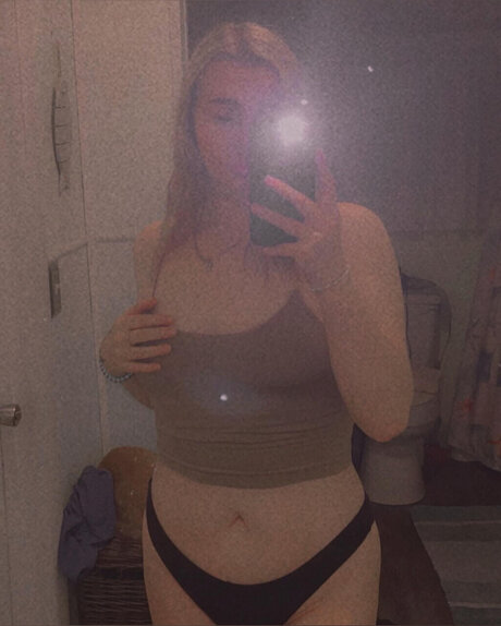 Naakte gelekte OnlyFans-foto van Kennon