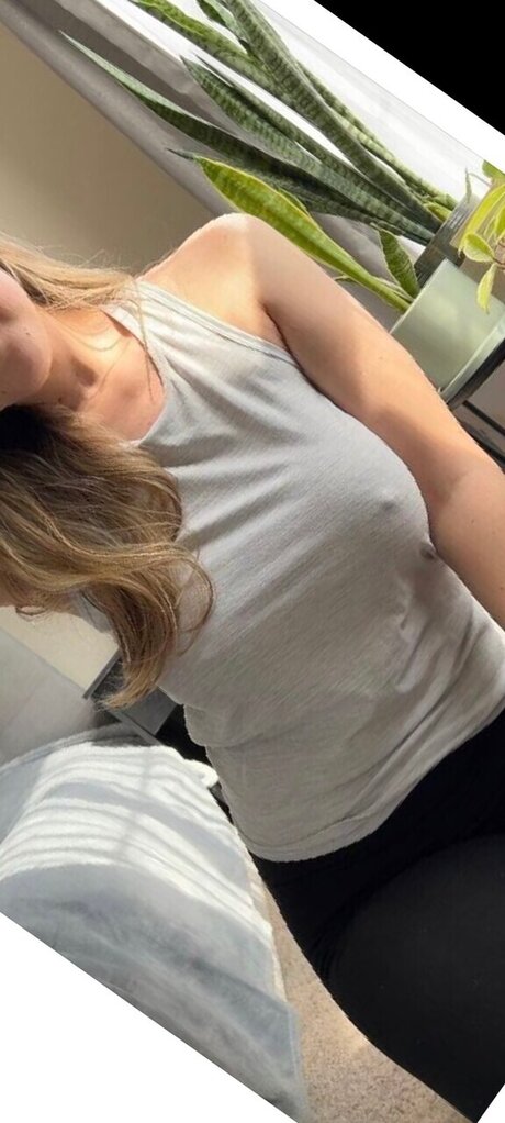 Naakte gelekte OnlyFans-foto van Baby Cakes 