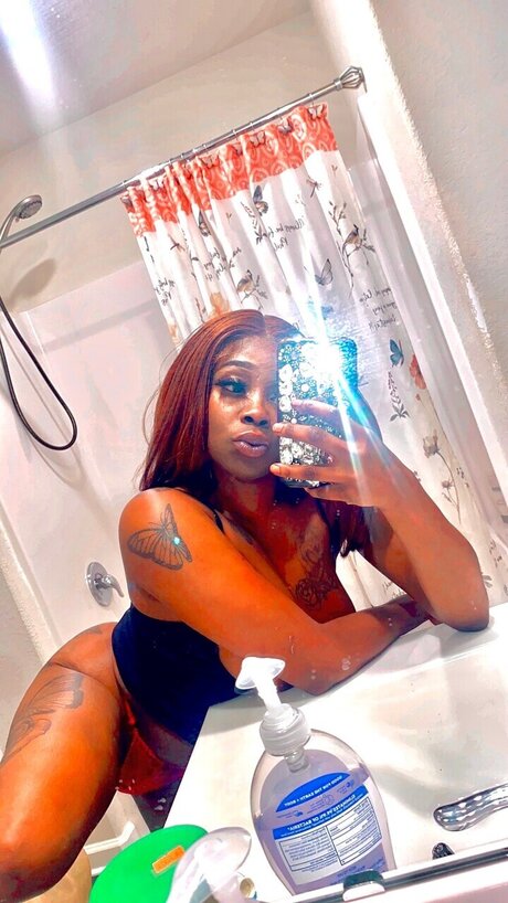 Naakte gelekte OnlyFans-foto van Slimvetta