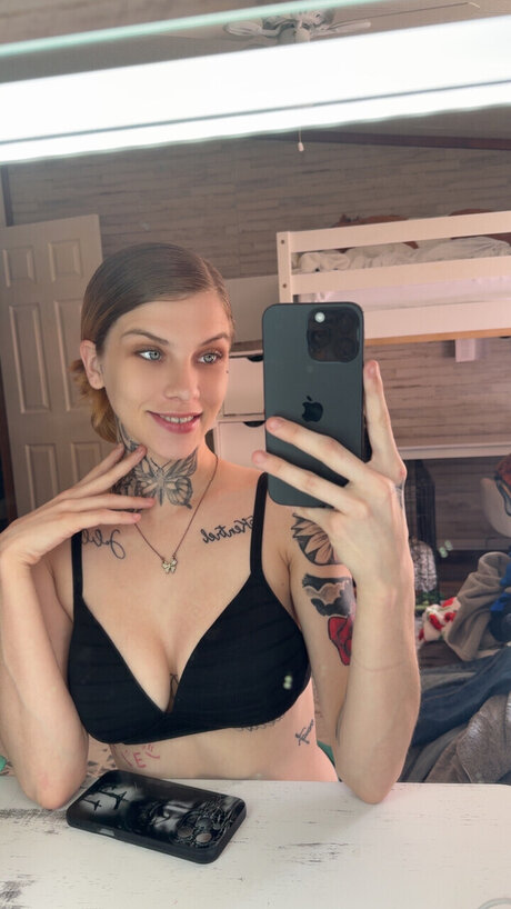 Naakte gelekte OnlyFans-foto van Lyssaa 