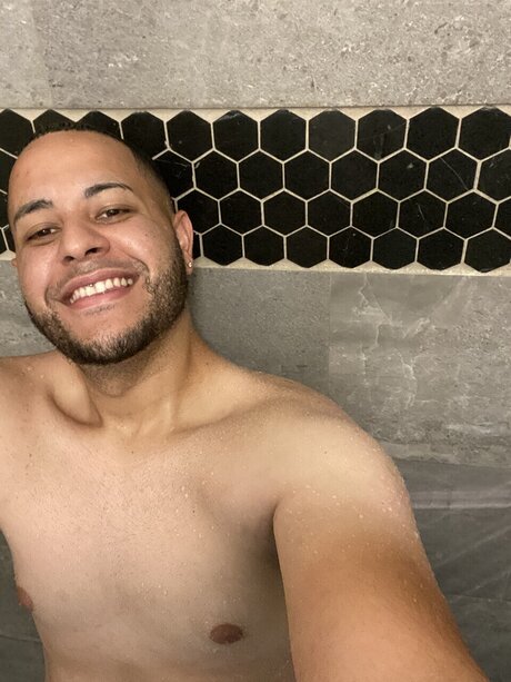Naakte gelekte OnlyFans-foto van Omar 