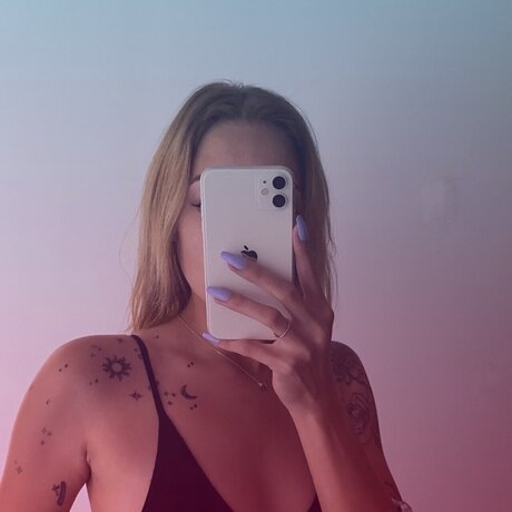 Naakte gelekte OnlyFans-foto van Allie Inky
