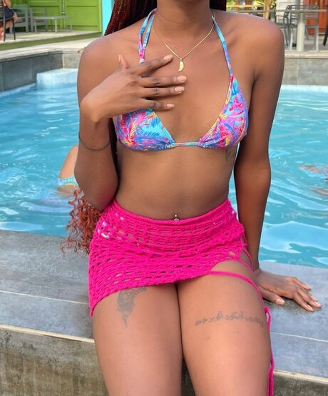 Naakte gelekte OnlyFans-foto van Baby Vixen