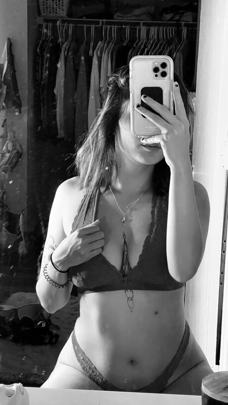 Naakte gelekte OnlyFans-foto van Leilani Vaughn
