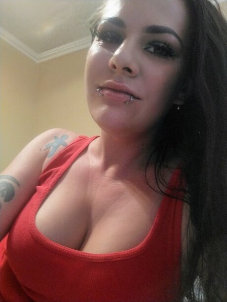 Naakte gelekte OnlyFans-foto van Alicia Lyne