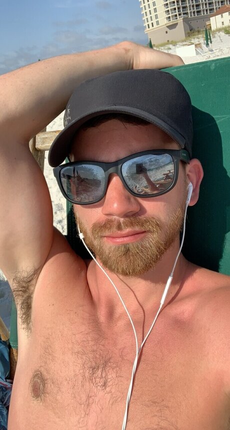 Naakte gelekte OnlyFans-foto van Isaac Joseph