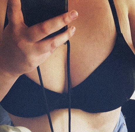 Naakte gelekte OnlyFans-foto van Miaubooooooobs