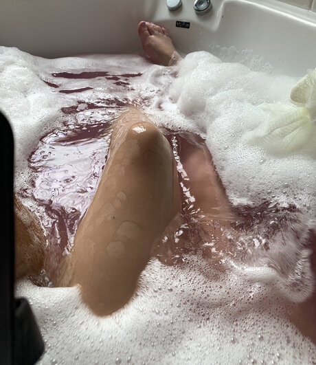Naakte gelekte OnlyFans-foto van Cute Feet Girl