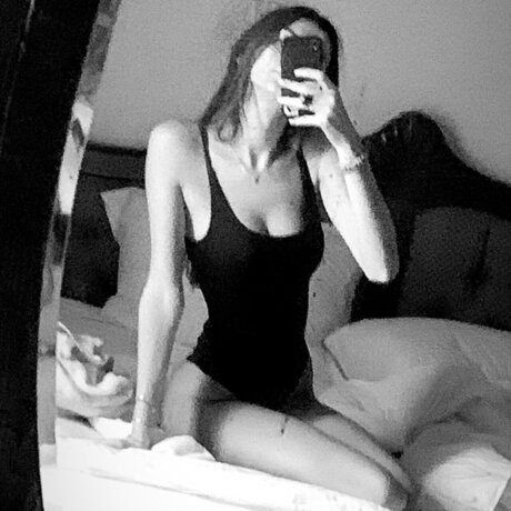Naakte gelekte OnlyFans-foto van Olimpia