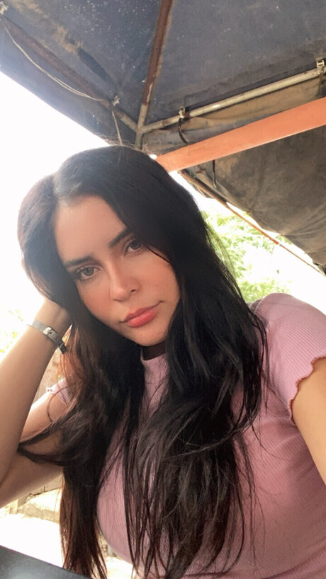 Naakte gelekte OnlyFans-foto van Naimi Gards