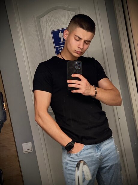 Naakte gelekte OnlyFans-foto van Gogalcea Marius