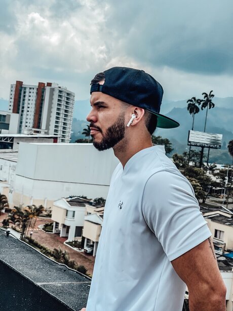 Naakte gelekte OnlyFans-foto van Santiago Pea
