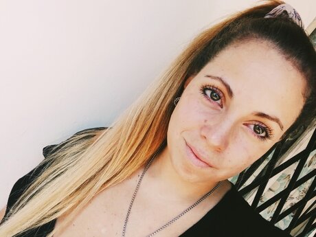 Naakte gelekte OnlyFans-foto van Sofia Lemon