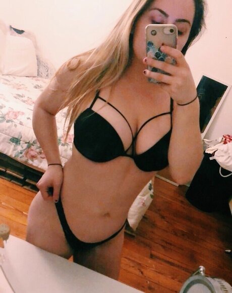 Naakte gelekte OnlyFans-foto van Katie