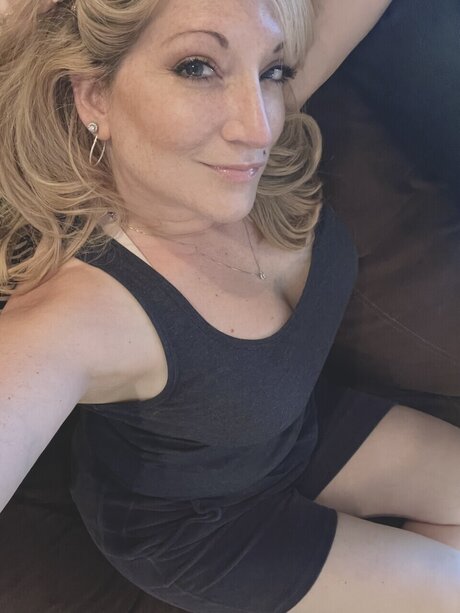 Naakte gelekte OnlyFans-foto van Yourneighborhoodmom