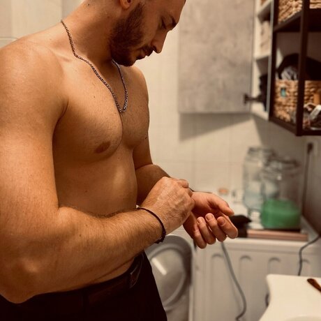 Naakte gelekte OnlyFans-foto van Nicholas Chergis