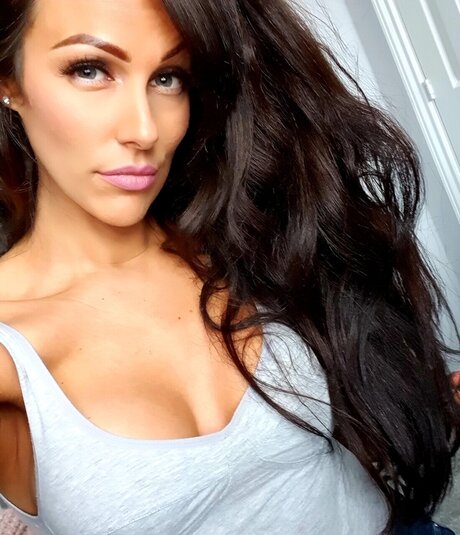 Naakte gelekte OnlyFans-foto van Karina Button