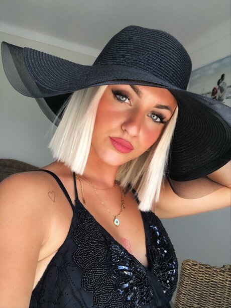 Naakte gelekte OnlyFans-foto van Abigalle