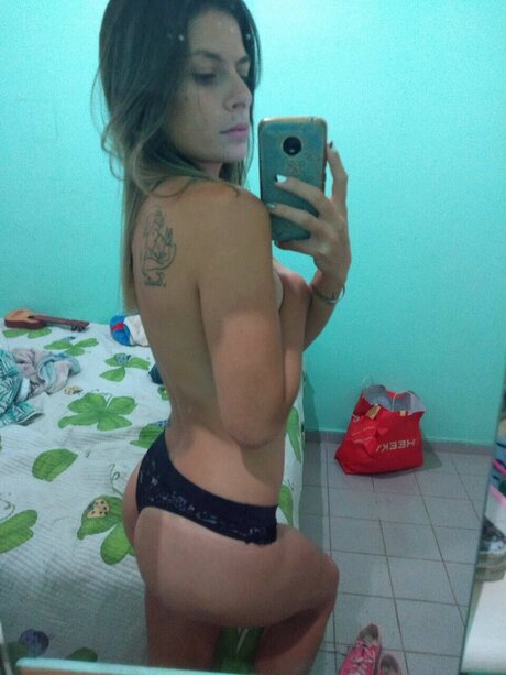 Naakte gelekte OnlyFans-foto van Tina