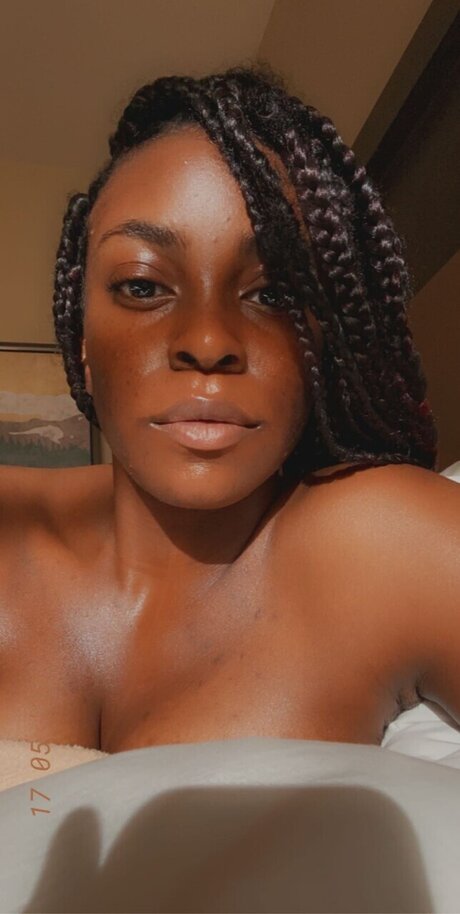 Naakte gelekte OnlyFans-foto van Heroinehunnie