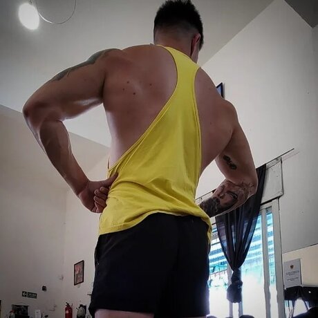 Naakte gelekte OnlyFans-foto van Adam