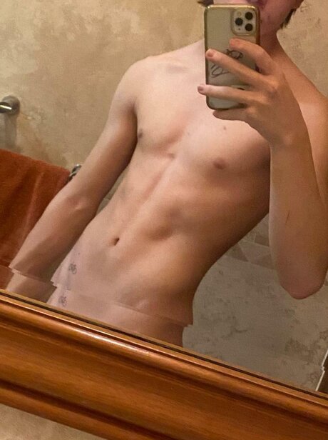 Naakte gelekte OnlyFans-foto van Rouge Lavin