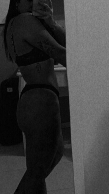 Naakte gelekte OnlyFans-foto van Carolina