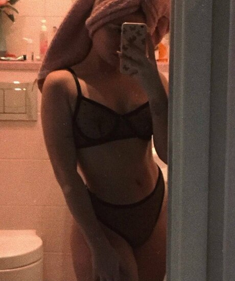 Naakte gelekte OnlyFans-foto van Marrry