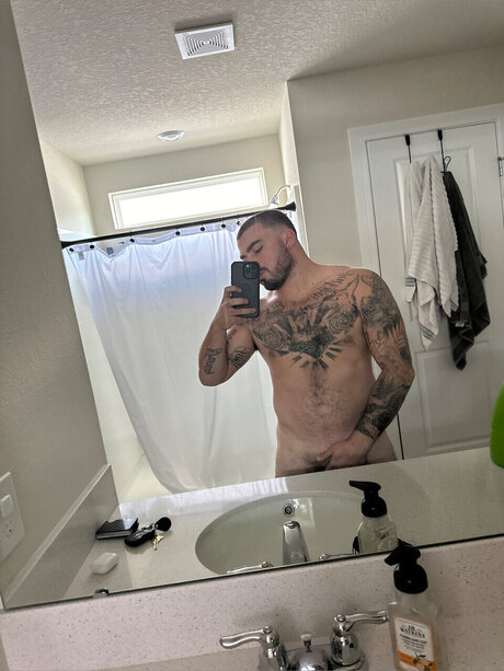 Naakte gelekte OnlyFans-foto van James