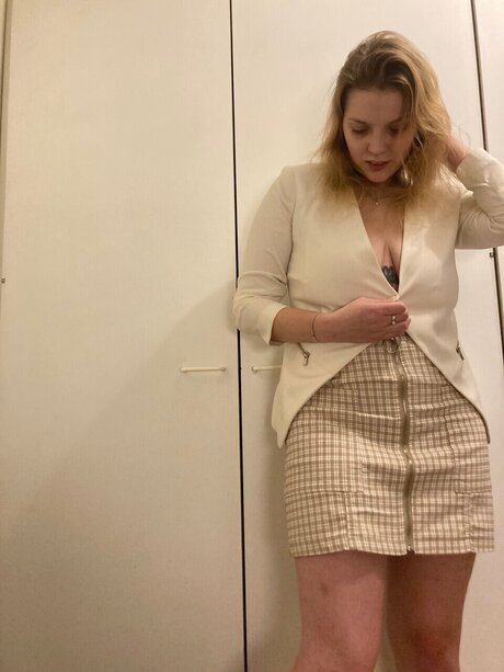 Naakte gelekte OnlyFans-foto van Kata