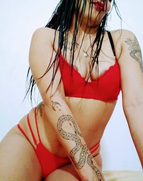 Naakte gelekte OnlyFans-foto van Reyna Baha