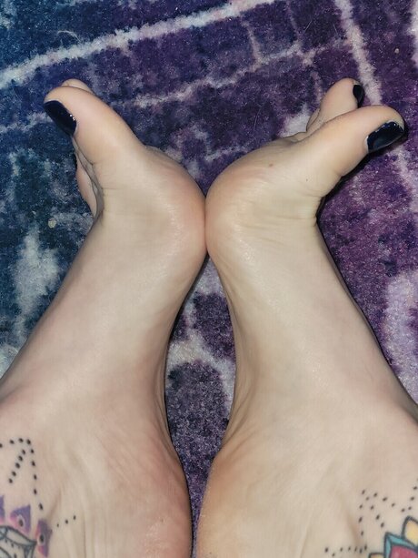 Naakte gelekte OnlyFans-foto van Lady E Feet Palace