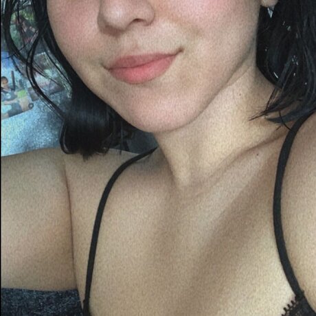 Naakte gelekte OnlyFans-foto van Minirosa