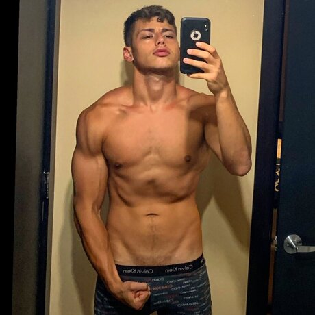 Naakte gelekte OnlyFans-foto van Eric Akopyan