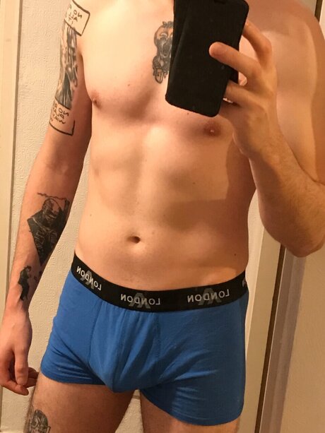 Naakte gelekte OnlyFans-foto van Fiftyfifty