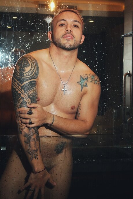 Naakte gelekte OnlyFans-foto van Ricardo Rodriguez