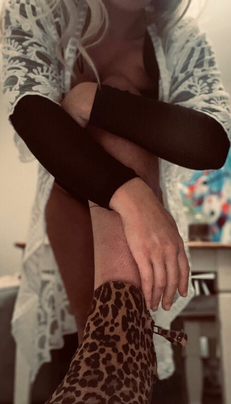 Naakte gelekte OnlyFans-foto van Love Triangle