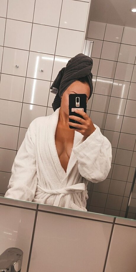 Naakte gelekte OnlyFans-foto van Swedishskimaskgirl