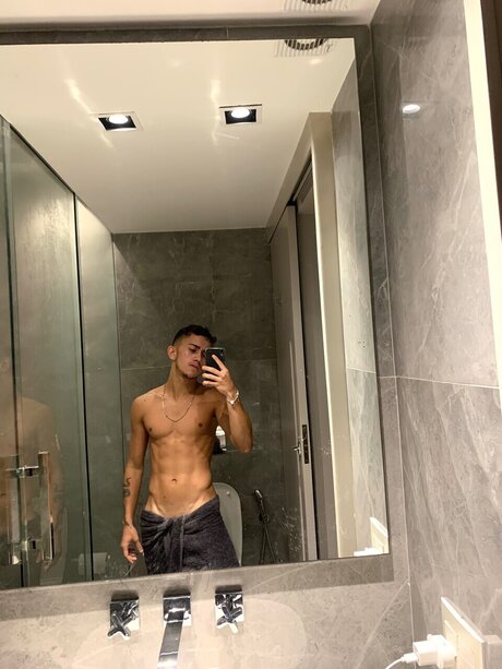 Naakte gelekte OnlyFans-foto van Vanderson Arajo