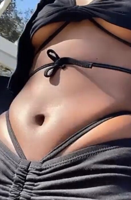 Naakte gelekte OnlyFans-foto van Mizzbendthatova