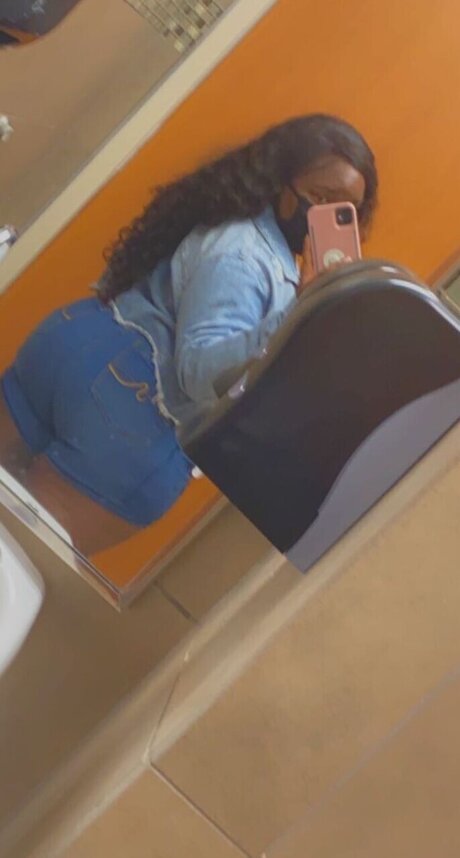 Naakte gelekte OnlyFans-foto van Niiyahboo
