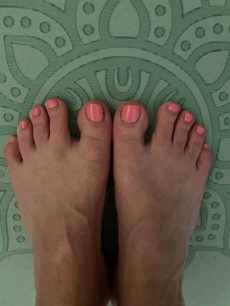 Naakte gelekte OnlyFans-foto van Yogafeet