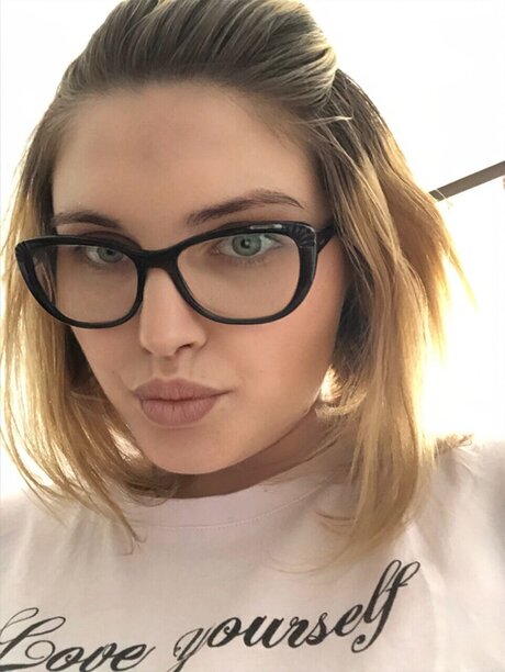 Naakte gelekte OnlyFans-foto van Beatrice Andrei