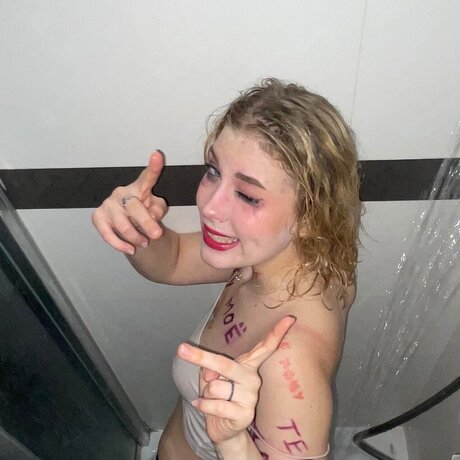 Naakte gelekte OnlyFans-foto van Elfik