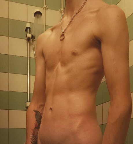Naakte gelekte OnlyFans-foto van Hess