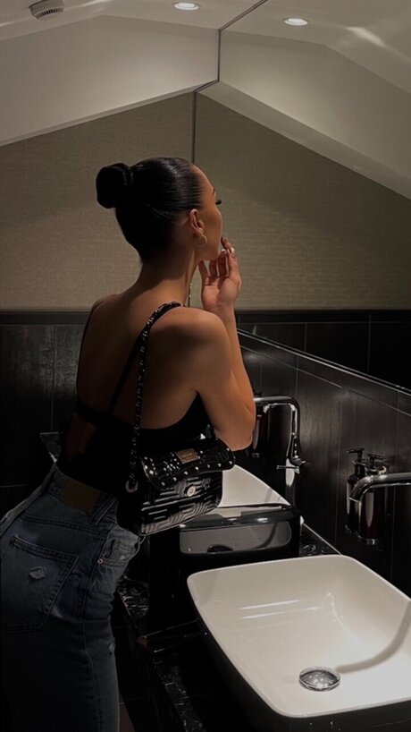 Naakte gelekte OnlyFans-foto van Vanessa